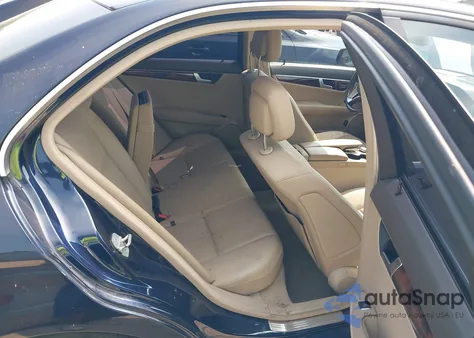 2012 Mercedes-Benz C 250 Luxury/Sport z USA, uszkodzony, nr VIN WDDGF4HB3CR223200